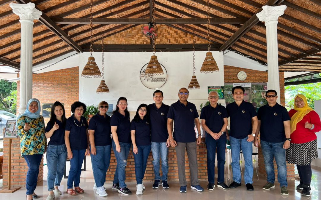 Representatives of Maybank bank visits Socfindo Conservation (en translation)